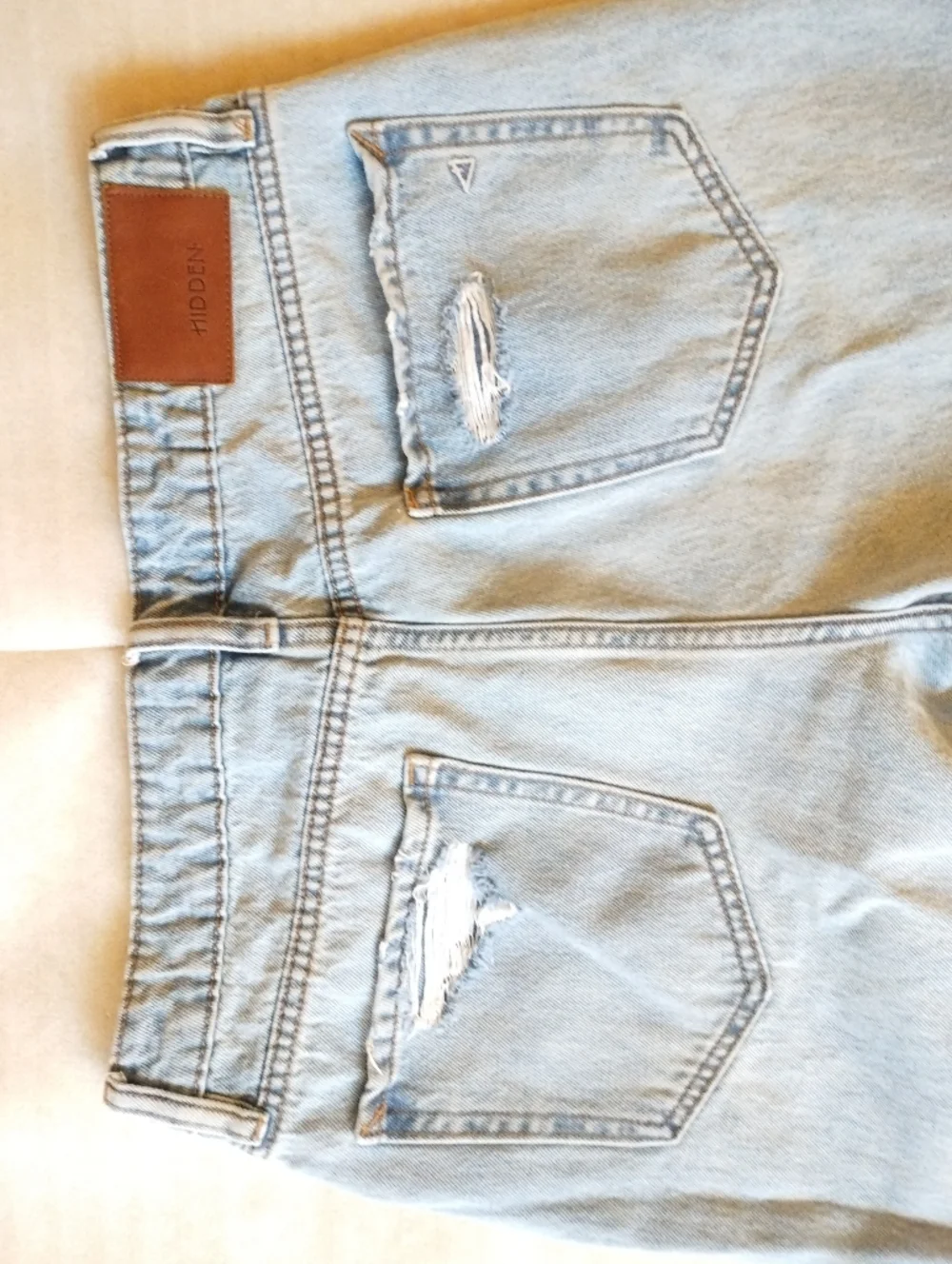 Hidden High Rise Cropped Distressed Light Wash Jeans Women’s Size 30 HD3116C-LT